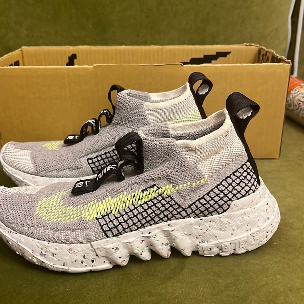 New  Nike boys Space Hippie Sneakers 4.5